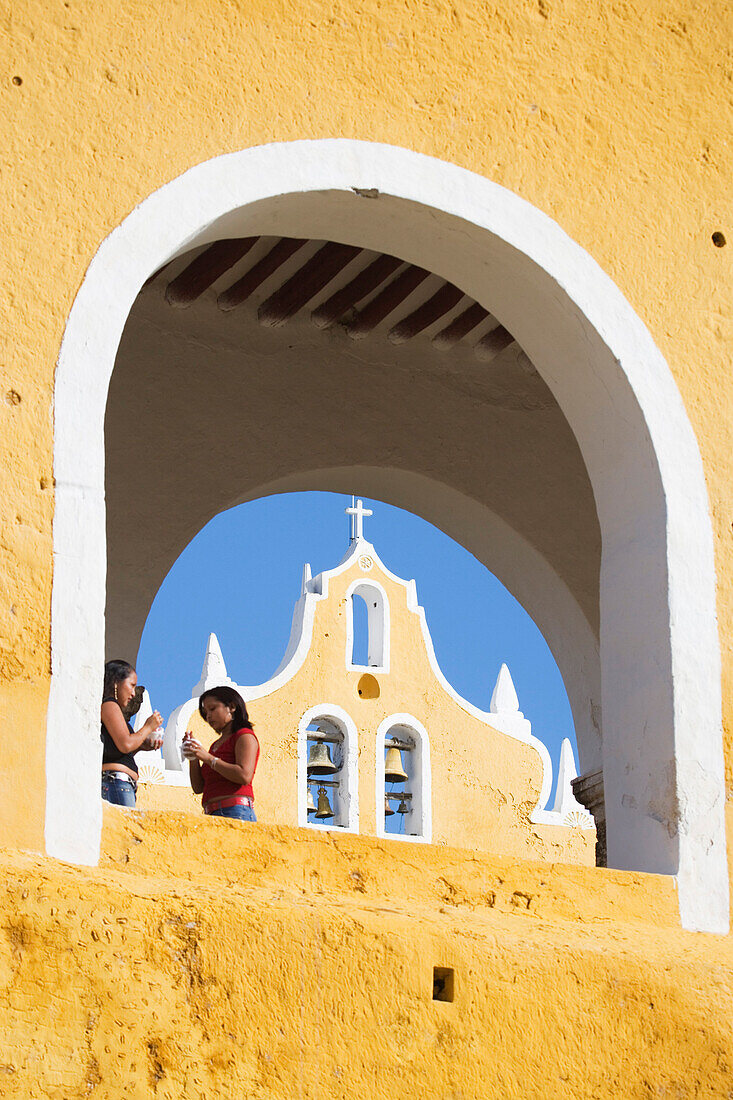 St. Antonio de Padua ist ein Franziskanerkloster, es wurde aus den Steinen einer Pyramide gebaut, Izamal, auch die gelbe Stadt genannt, Bundesstaat Yucatan, Halbinsel Yucatan, Mexiko