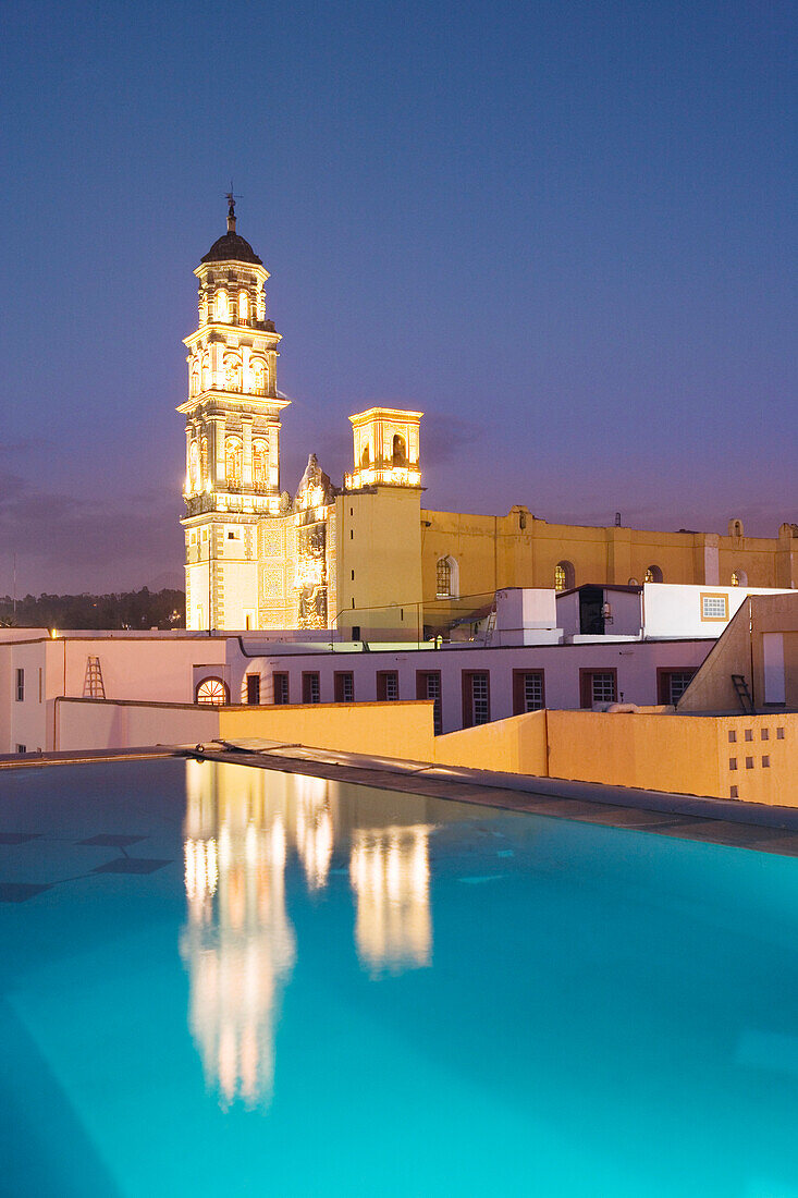 Dachterrasse auf dem Hotel La Purificadora mit dem Blick auf den Convento de San Francisco, Heroica Puebla de Zaragoza, meisst nur Puebla genannt ist die Haupstaat des Bundesstaats Puebla, Mexiko