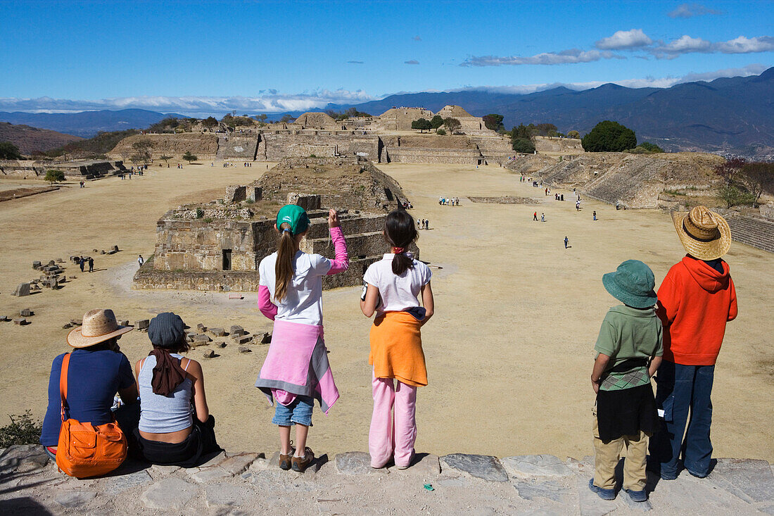 Blick von der südlichen Plattform auf den Hauptplatz der archäologischen Stätte am Monte Alban mit dem Observatorium im Vordergrund, Oaxaca de Juarez, Bundesstaat Oaxaca, Mexiko