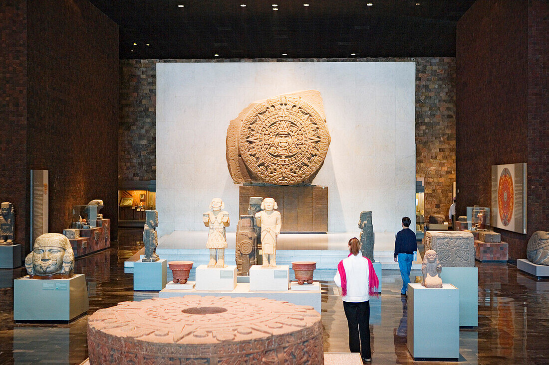 Eingangssaal mit dem aztekischen Stein der Sonne im Nationalmuseum für Anthropologie, Mexiko Stadt, Bundesstaat Mexiko, Mexiko