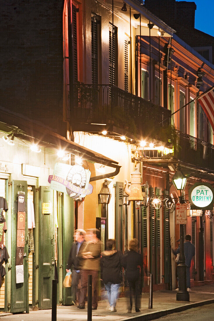 Abend auf der Bourbon street, French Quarter, New Orleans, Louisiana, Vereinigte Staaten, USA