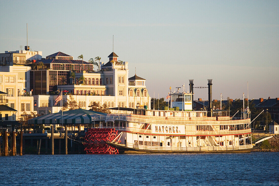 Blick über den Mississippi auf Downtown New Orleans, Louisiana, Vereinigte Staaten, USA