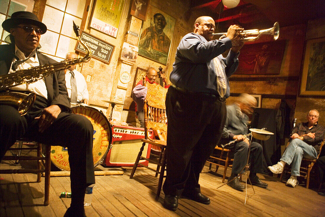 Musiker im Jazzclub Preservation Hall, French Quarter, New Orleans, Louisiana, Vereinigte Staaten, USA
