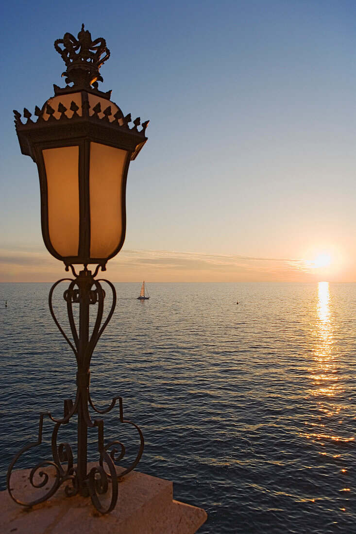 Lampe an der Terrasse des Schloss Miramare, Triest, Friaul-Julisch-Venetien, Oberitalien, Italien