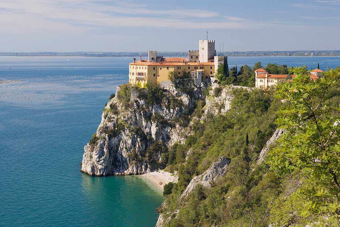 Schloss Dunio liegt etwas nördlich von Triest, Friaul-Julisch-Venetien, Oberitalien, Italien