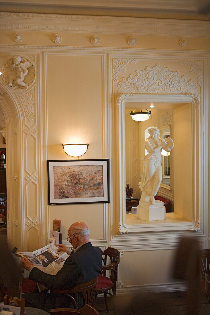 Mann, Senior liest im Café Tommaseo die Zeitung, Triest, Friaul-Julisch-Venetien, Oberitalien, Italien