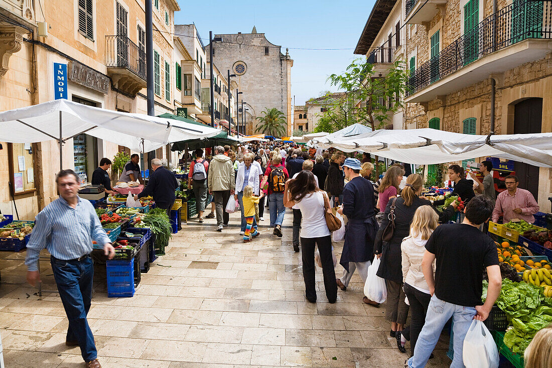 Menschen auf dem Markt in der Altstadt von Palma, Mallorca, Spanien, Europa