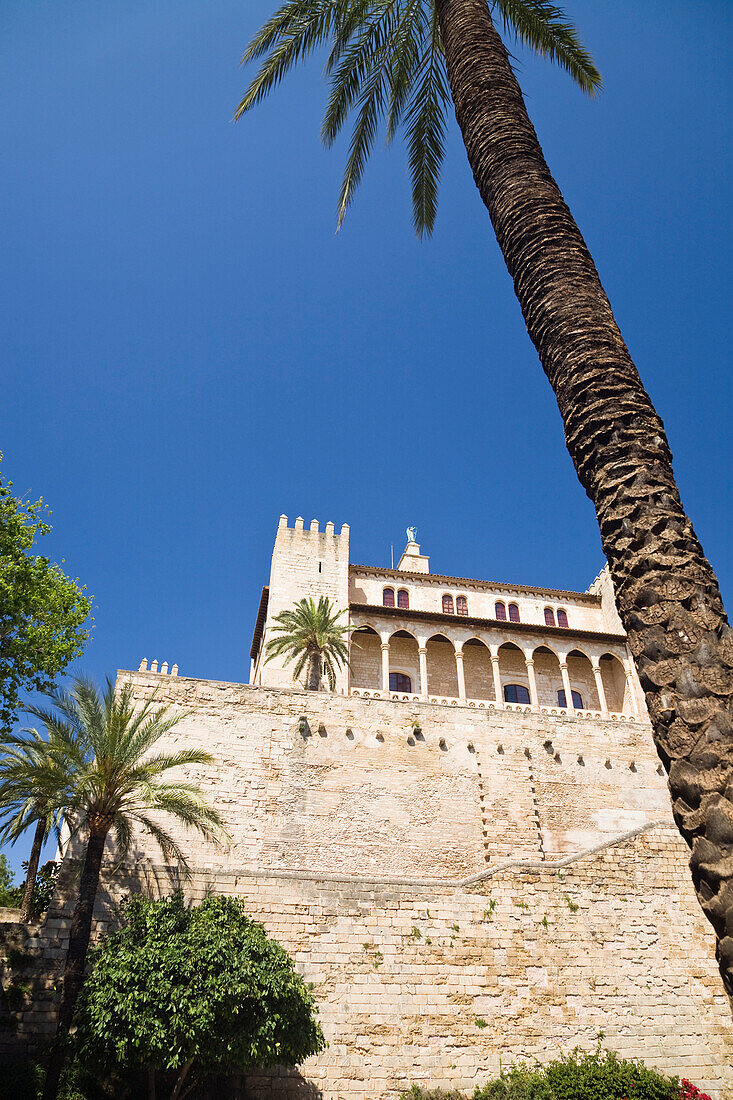 Der Palast Palau de l'Almudaina unter blauem Himmel, Palma, Mallorca, Spanien, Europa