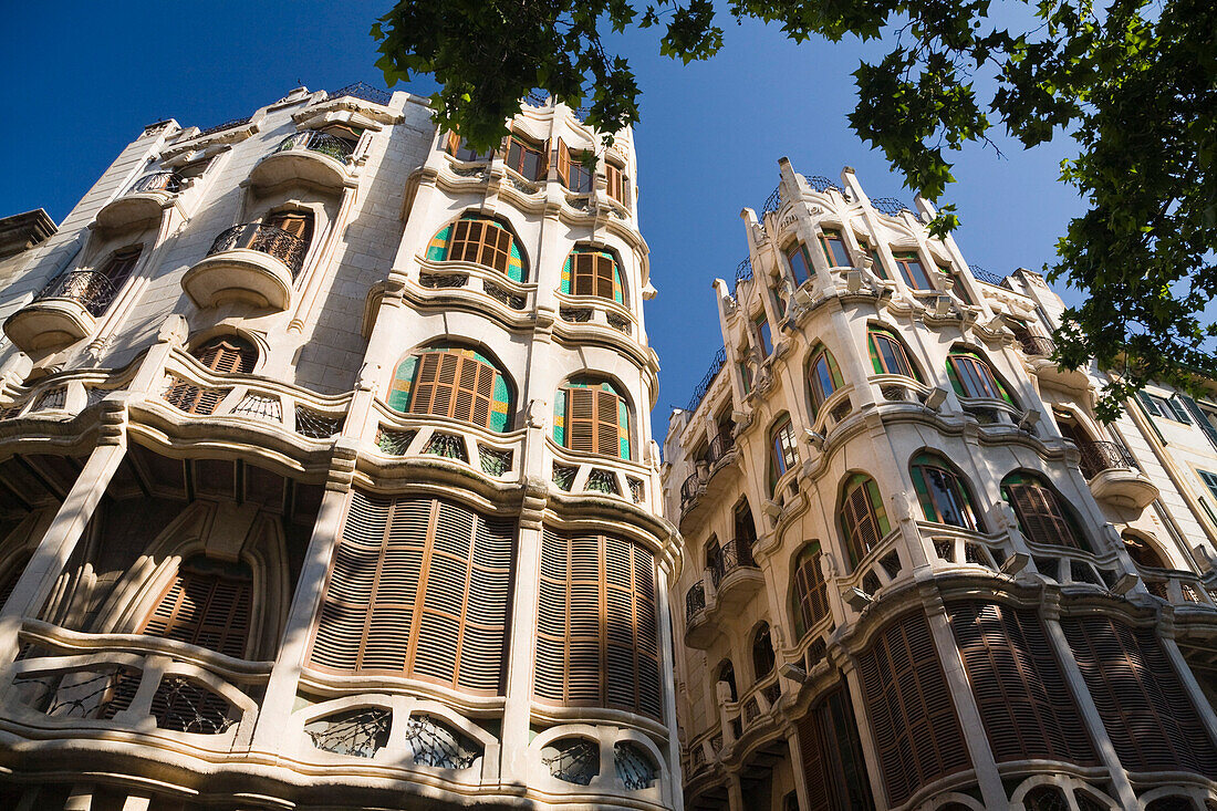 Fassaden von Wohnhäusern im Sonnenlicht, Placa del Mercat, Palma, Mallorca, Spanien, Europa