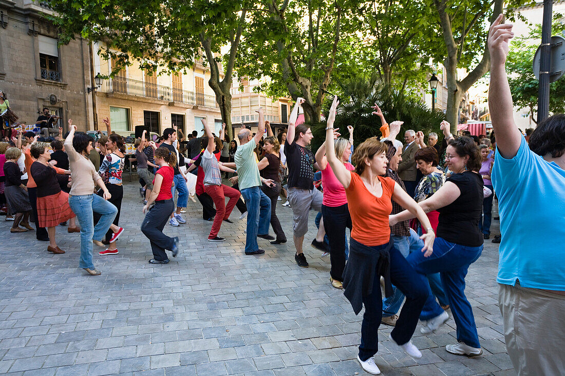 Menschen tanzen auf einem Platz in der Altstadt von Palma, Mallorca, Spanien, Europa