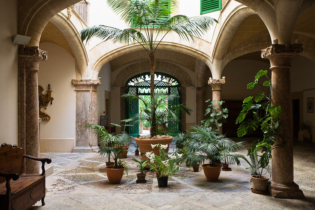 Menschenleerer Innenhof in der Altstadt von Palma, Mallorca, Balearen, Spanien, Europa