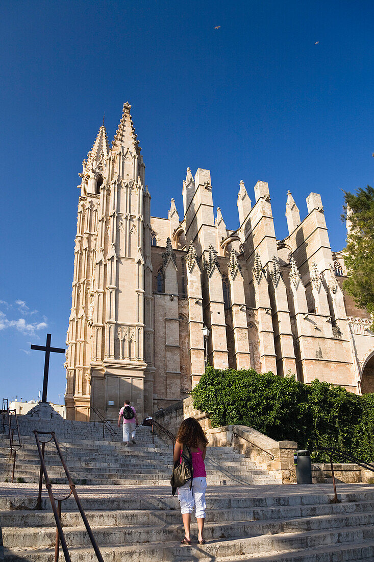 Kathedrale La Seu unter blauem Himmel, Palma, Mallorca, Balearen, Spanien, Europa