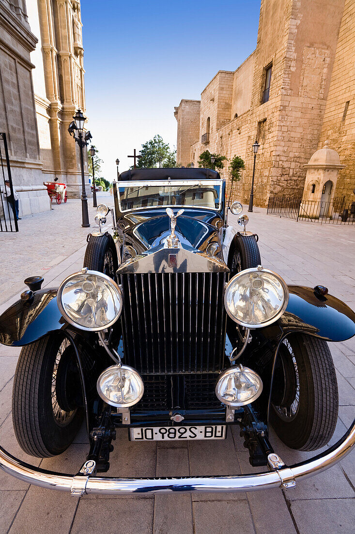 Oldtimer vor der Kathedrale La Seu in Palma, Mallorca, Balearen, Spanien, Europa