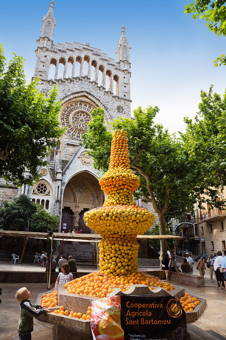 Fountain with oranges in front of the church Sant Bartomeu, Sóller, Mallorca, Balearic Islands, Spain, Europe