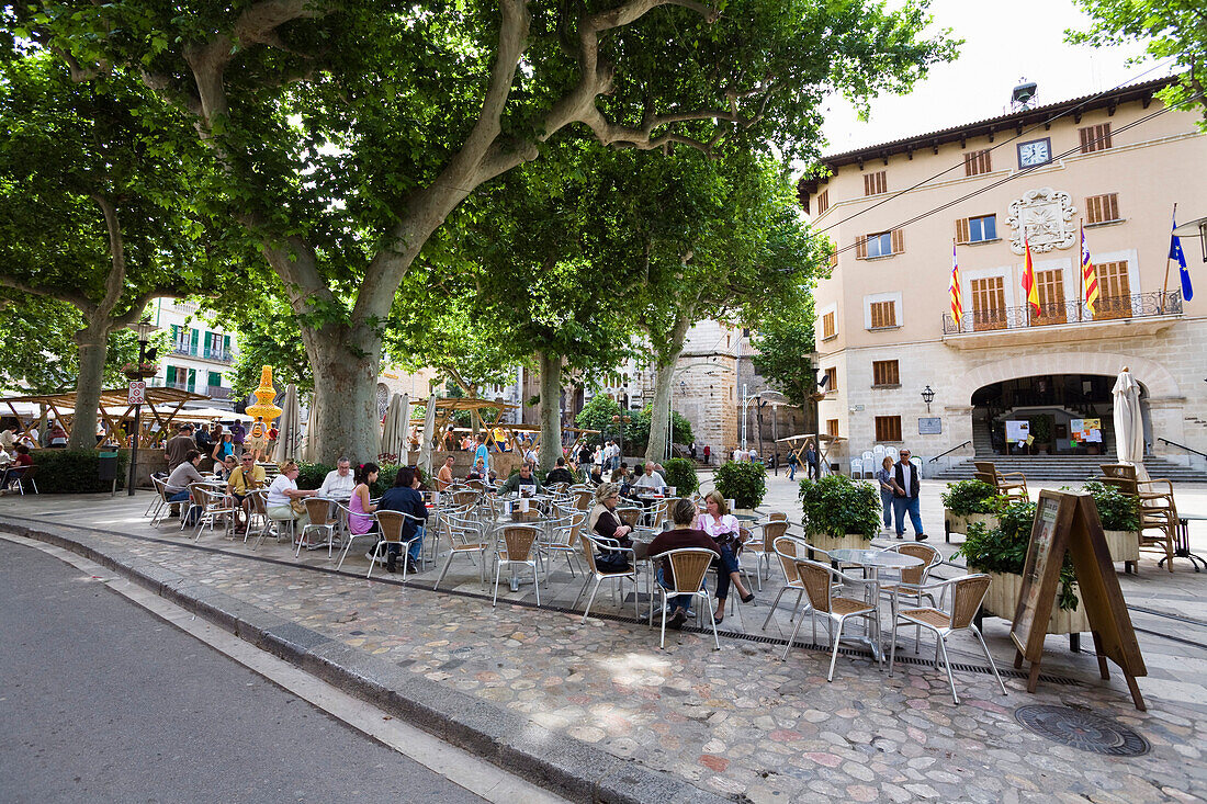 Menschen im Straßencafe am Hauptplatz von Sóller, Mallorca, Balearen, Spanien, Europa