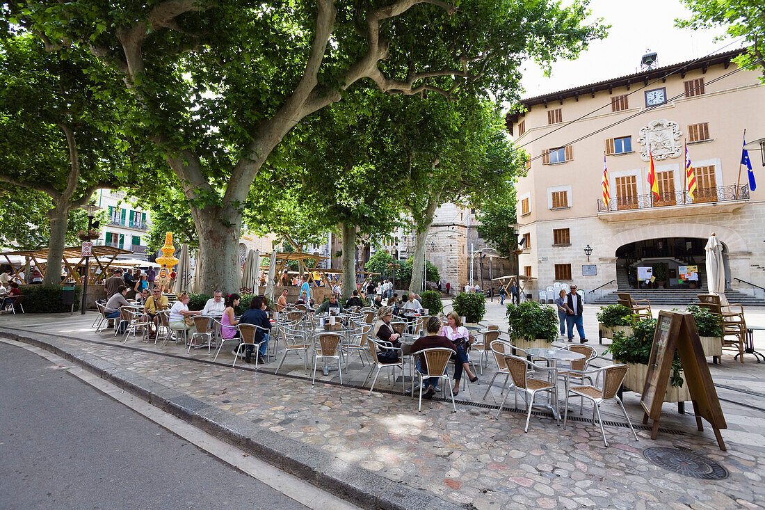 People at street café at the main square of Sóller, Mallorca, Balearic Islands, Spain, Europe