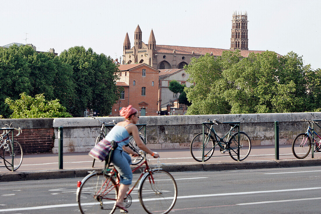 The Pont-Neuf Bridge Over The Garonne Completed In 1632, With The Jacobins Convent, Toulouse, Haute-Garonne (31), France