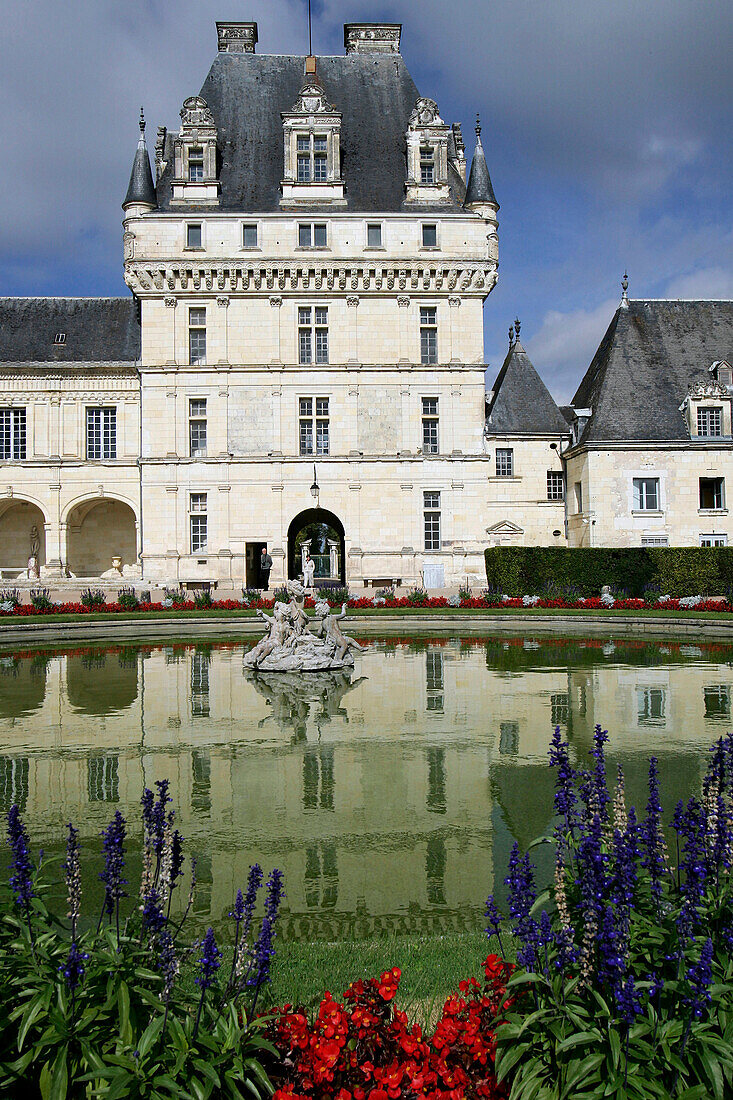 F'?Üade And Pond In The English-Style Gardens Of The Chateau Of Valencay, Indre (36), France