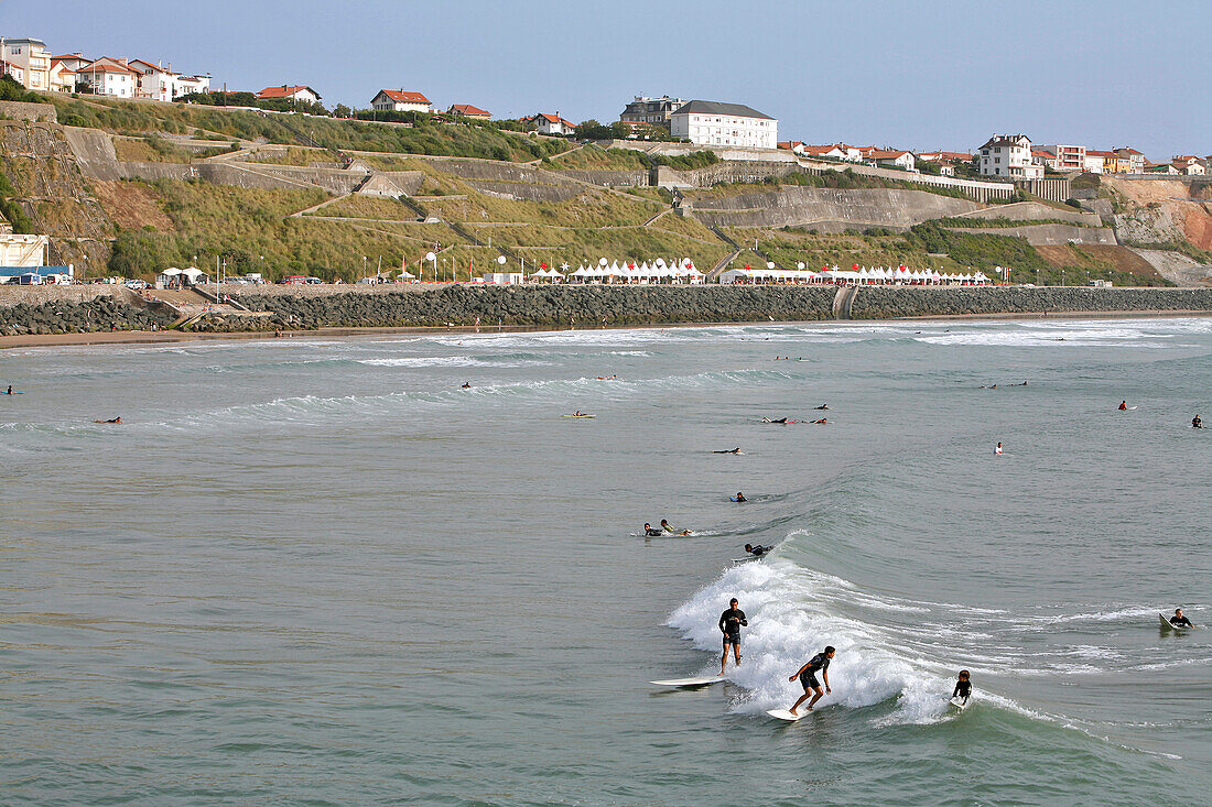 Surfers, Cote Des Basques Beach, Biarritz, Pyrenees Atlantiques, (64), France, Basque Country, Basque Coast