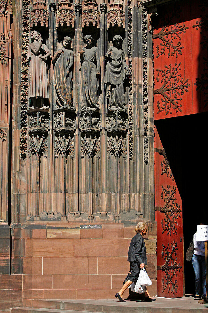 South Door Of The Strasbourg Cathedral, Foolish Virgins. They Hold The Lamps Upside Down, Hold Closed The Tables Of The Law And Are Next To The Tempter Who Holds The Apple Of Temptation And Has Reptiles On His Back, Strasbourg, Bas Rhin (67), Alsace, Fran