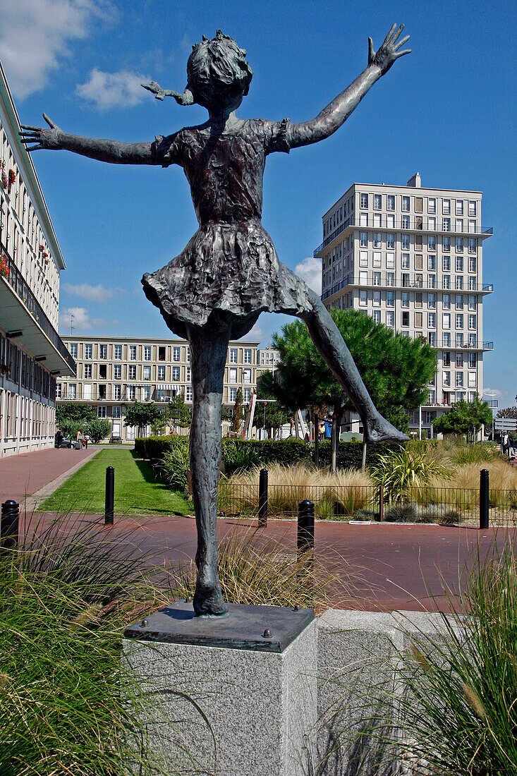 Statue Of A Ballerina In Front Of Apartment Buildings, Architecture By Auguste Perret Listed As World Heritage By Unesco, Le Havre, Normandy, Seine-Maritime (76)