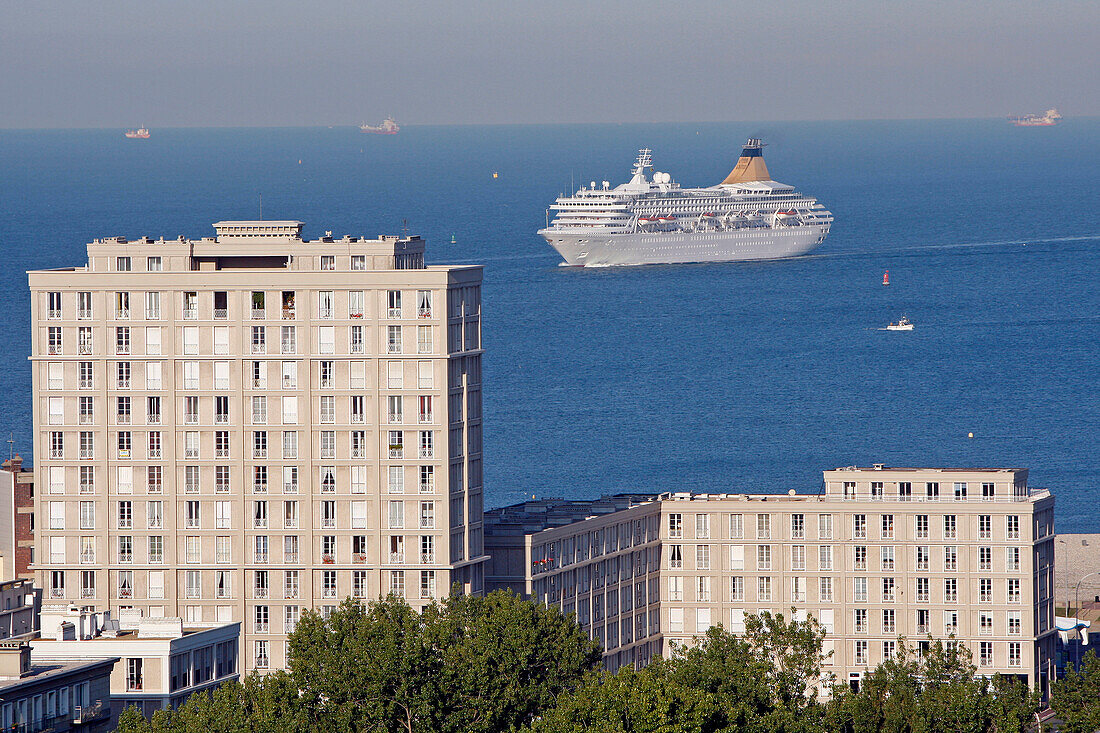 Liner Approaching The Port Of Le Havre Behind The Buildings By The Architect Auguste Perret Listed As World Heritage By Unesco, Porte Oceane, Le Havre, Normandy, Seine-Maritime (76)