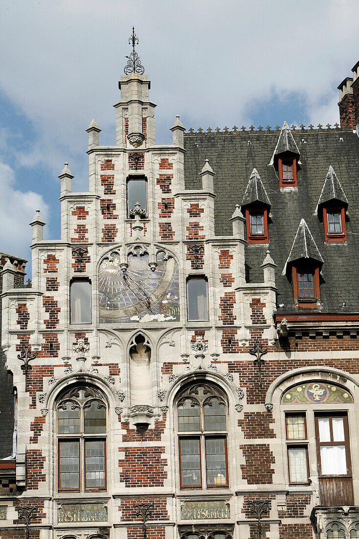 Rue De La Montagne Au Cour. This Edifice, Built In 1898 Par Paul Saintenoy, Combines Neo-Gothic And Flemish Neo-Renaissance Styles, Brussels, Belgium