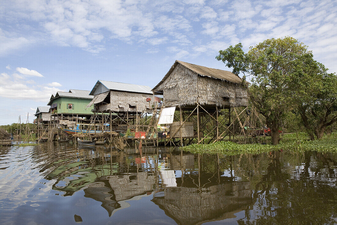Fischerdorf Kampong Phlug am See Tonle Sap unter Wolkenhimmel, Provinz Siem Reap, Kambodscha, Asien