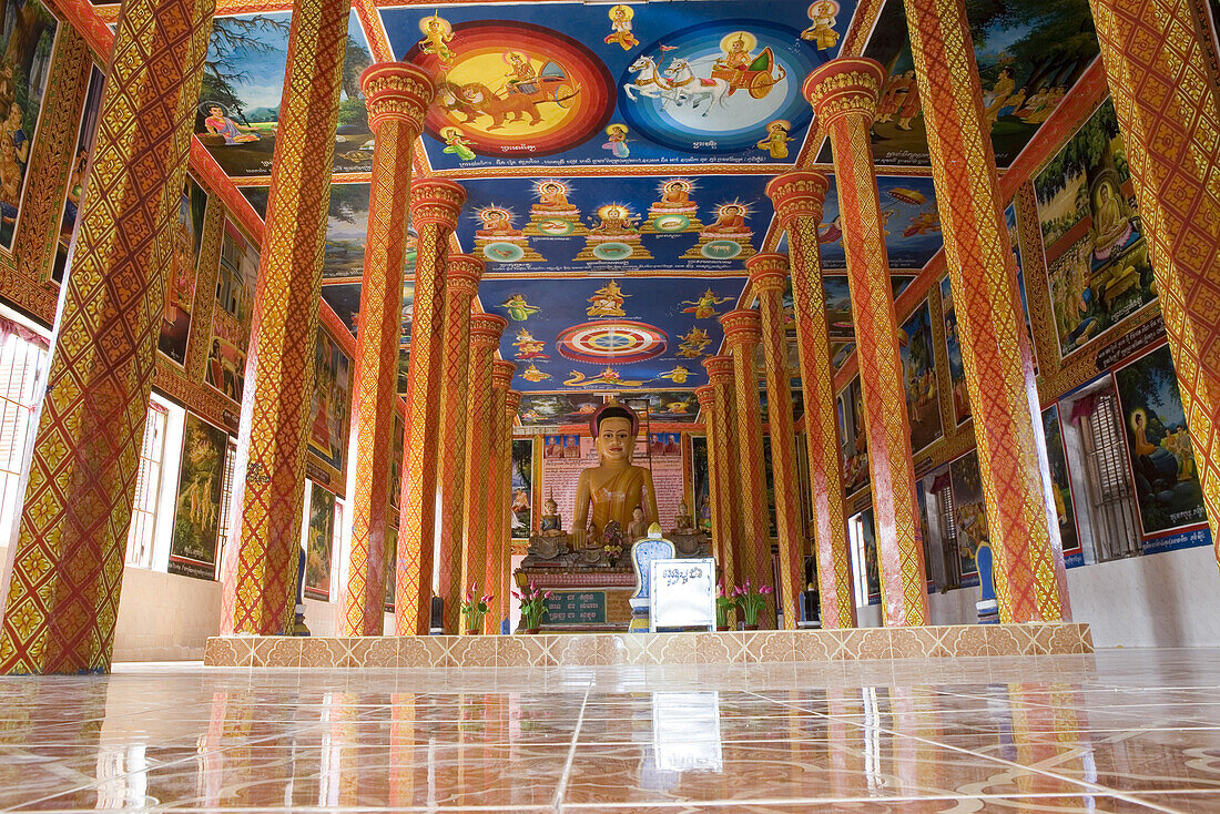 Innenansicht eines buddhistischen Tempels bei der Roluos Gruppe, Provinz Siem Reap, Kambodscha, Asien