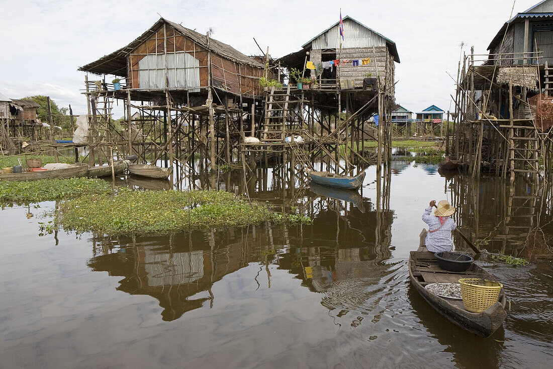 Frau in einem Boot vor dem Fischerdorf Kampong Phlug am See Tonle Sap, Provinz Siem Reap, Kambodscha, Asien