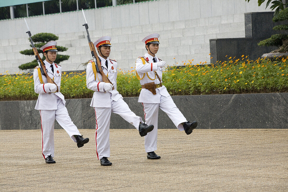 Wache vor dem Ho-Chi-Minh Mausoleum in Hanoi, Provinz Ha Noi, Vietnam, Asien