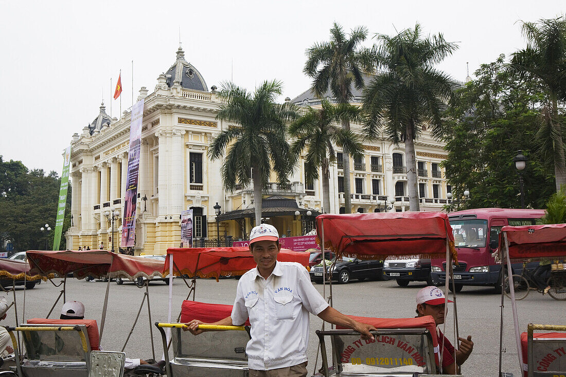 Rikschafahrer vor der Oper in Hanoi, Provinz Ha Noi, Vietnam, Asien