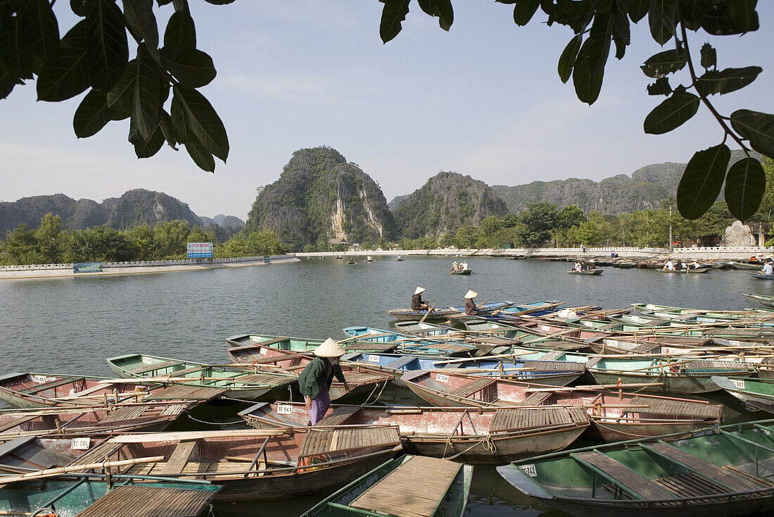 Ruderboote am Ufer des Yen Flusses in der Provinz Ninh Binh, Vietnam, Asien