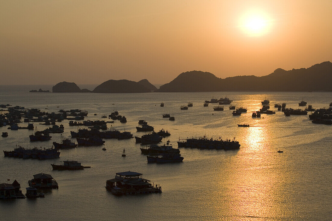 Sonnenuntergang über dem Hafen von Cat-ba Stadt, Halong Bucht im Golf von Tonkin, Vietnam, Asien