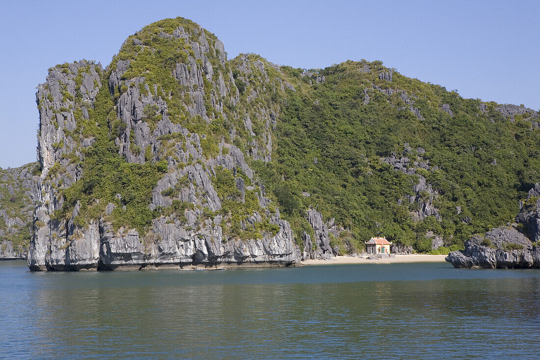 Kleiner Tempel in der Halong Bucht im Golf von Tonkin, Vietnam, Asien