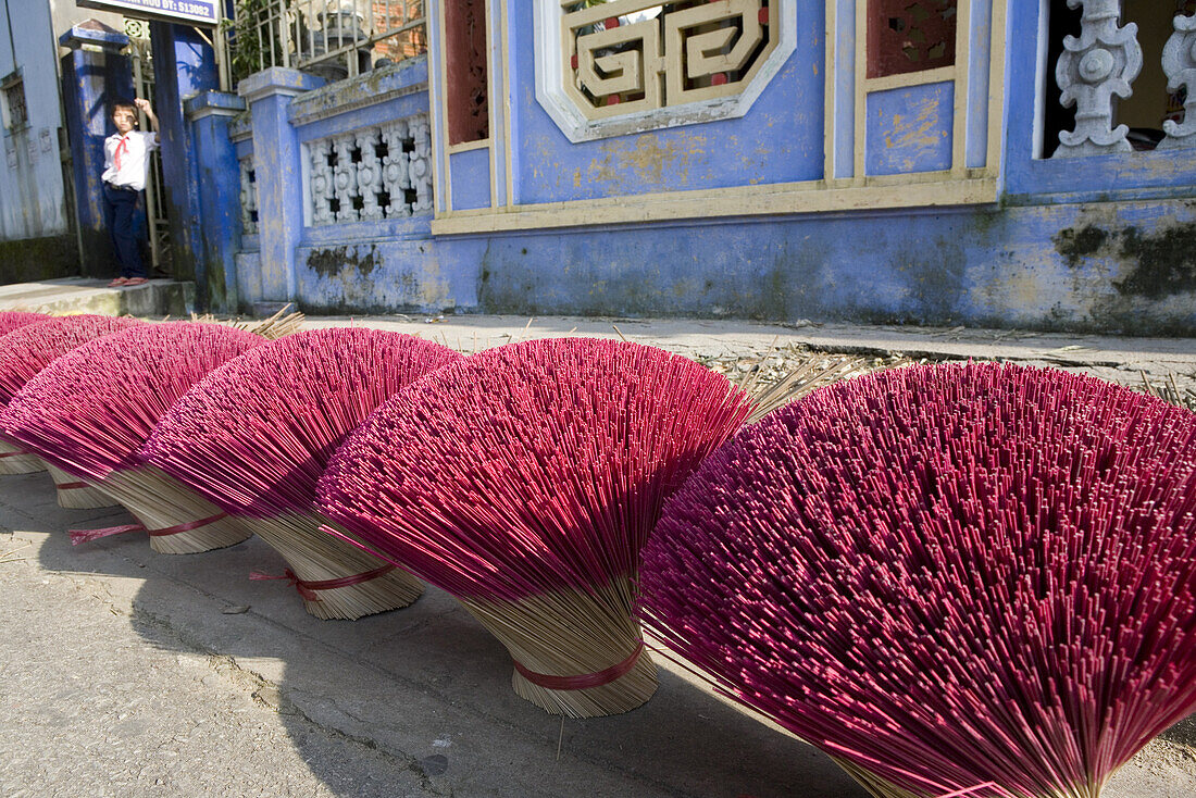 Bündel von Räucherstäbchen in einer Strasse von Hue, Provinz Thua Thien-Hue, Vietnam, Asien