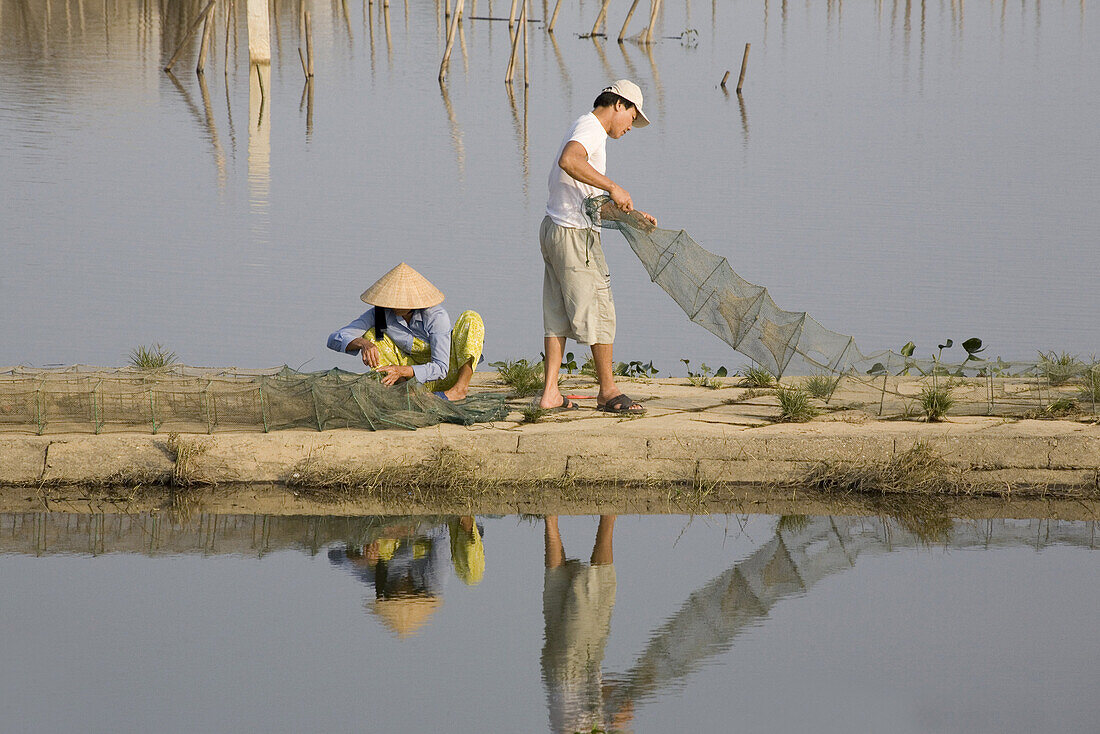 Fischer mit Fischreusen, Provinz Quang Nam, Vietnam, Asien