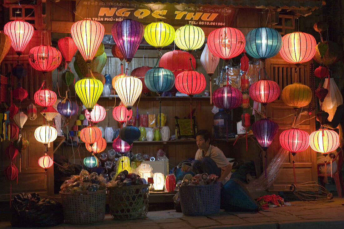 Lampions vor einem Laden am Abend, Hoi An, Provinz Quang Nam, Vietnam, Asien