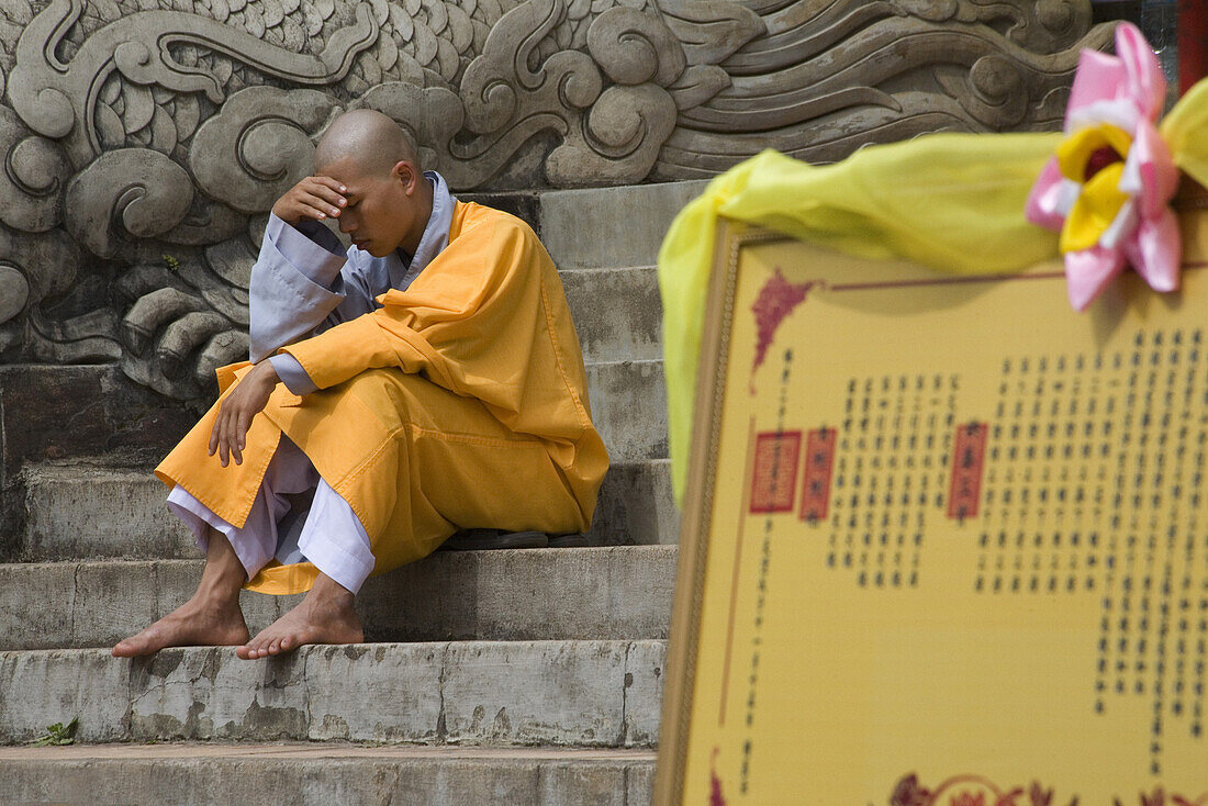Buddhistischer Mönch auf den Stufen der Linh Son Pagode in Dalat, Provinz  Lam Dong, Vietnam, Asien