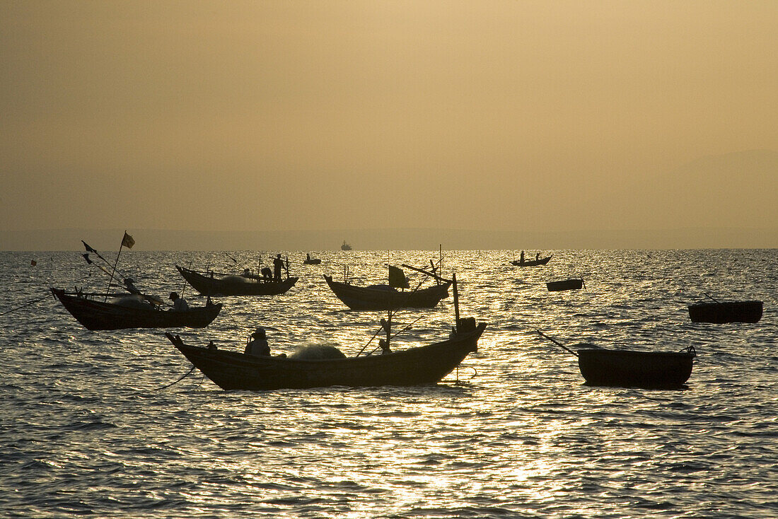 Fischerboote auf dem Meer bei Sonnenuntergang, Mui Ne, Provinz Binh Thuan, Vietnam, Asien