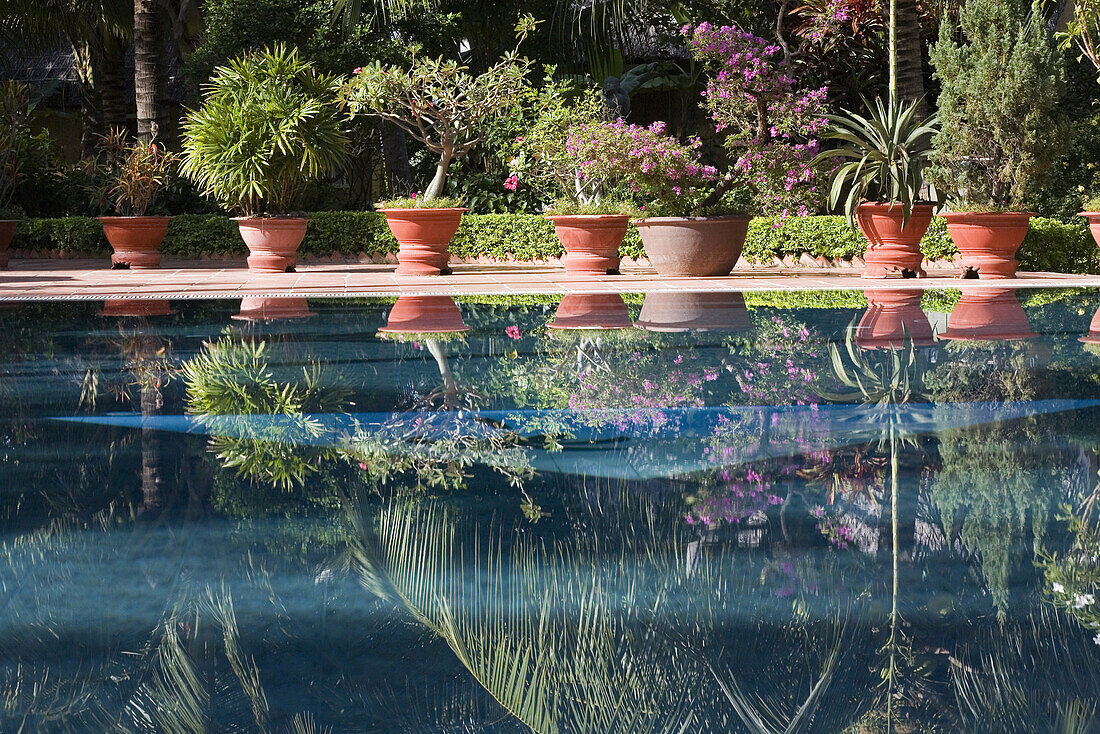 Pool und tropischer Garten eines Hotel Resort in Mui Ne, Provinz Binh Thuan, Vietnam, Asien
