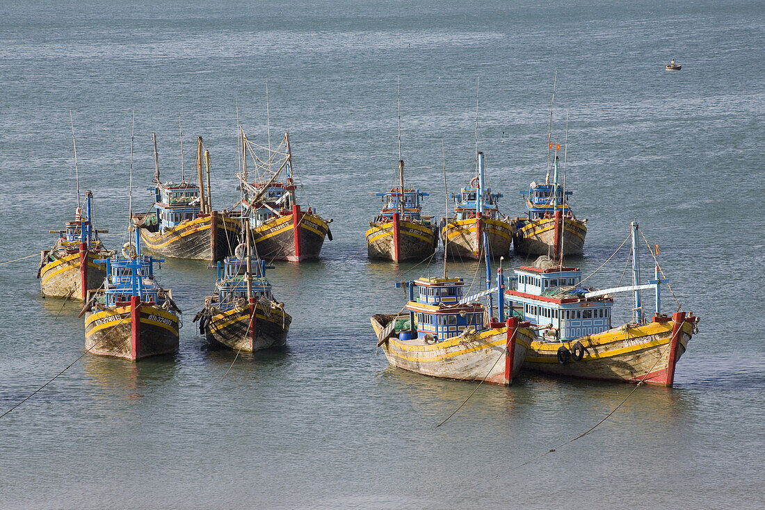 Fischerboote im Hafen von Mui Ne, Provinz Binh Thuan, Vietnam, Asien