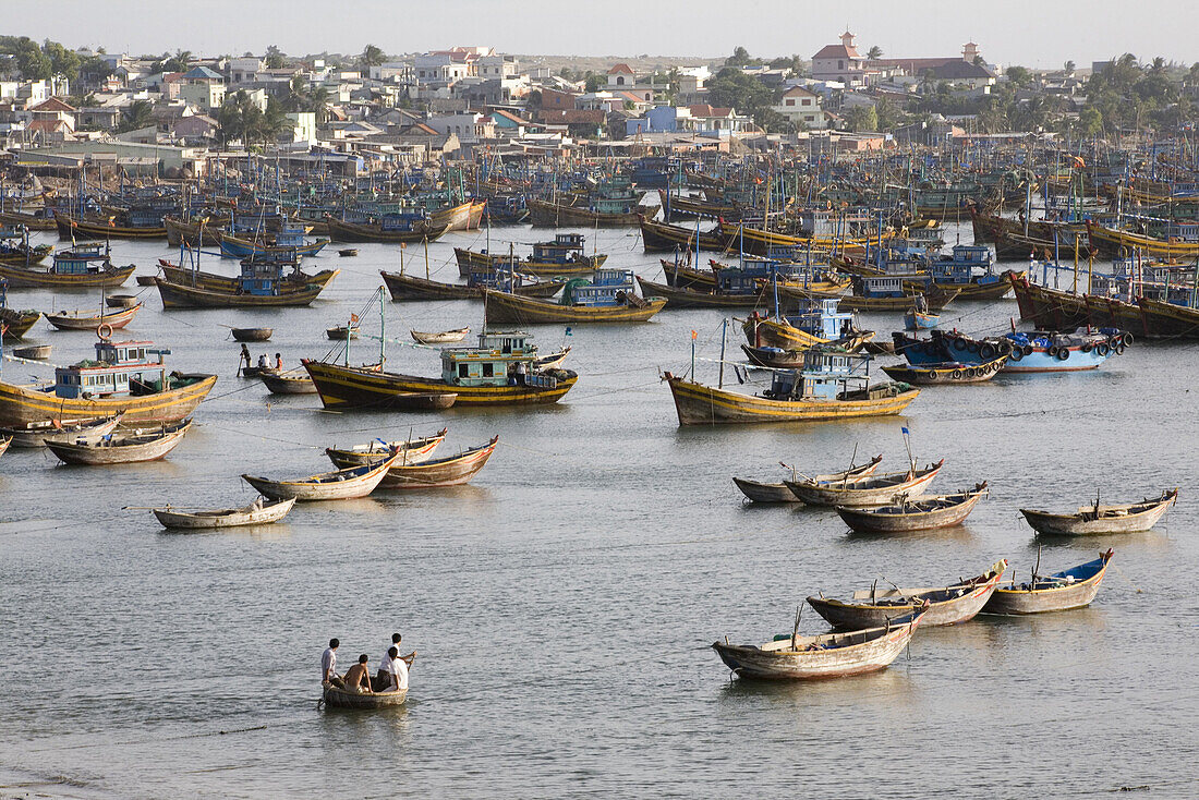 Blick auf Fischerboote im Hafen von Mui Ne, Provinz Binh Thuan, Vietnam, Asien