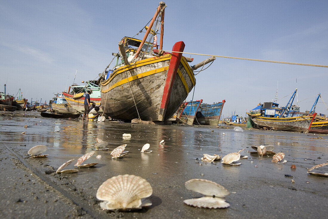 Muscheln und Fischerboote im Hafen von Mui Ne, Provinz Binh Thuan, Vietnam, Asien