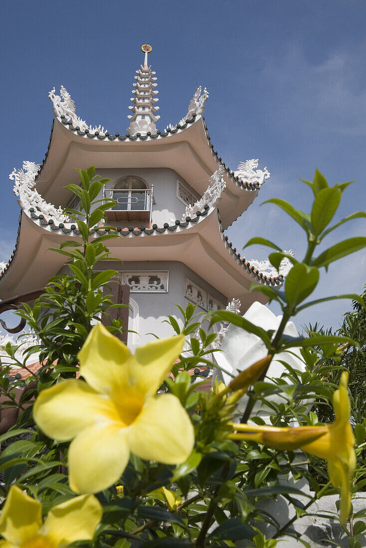 Buddhistischer Tempel im Sonnenlicht, Tra On, Provinz Can Tho, Vietnam, Asien