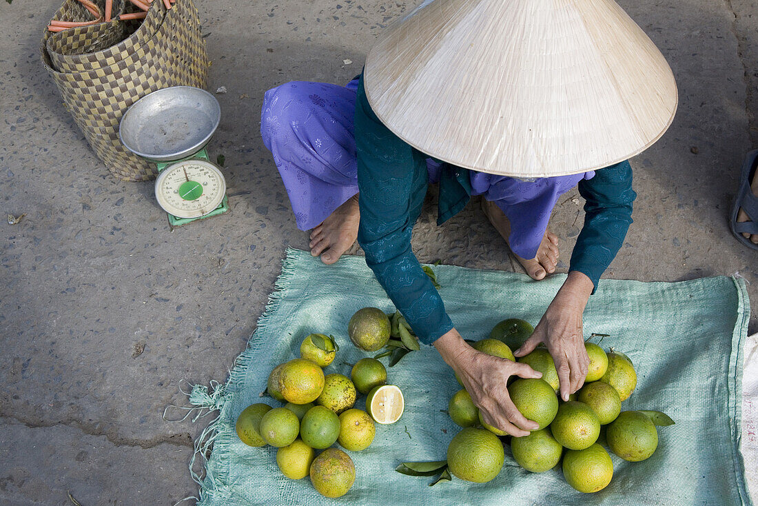 Vietnamesische Frau auf dem Markt in Cai Rang, Mekongdelta, Provinz Can Tho, Vietnam, Asien