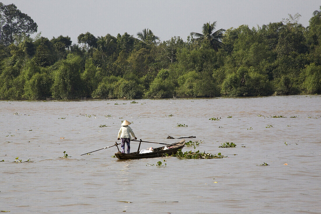Vietnamesische Frau auf einem Boot auf dem Fluss Mekong, Mekong Delta, Provinz Can Tho, Vietnam, Asien