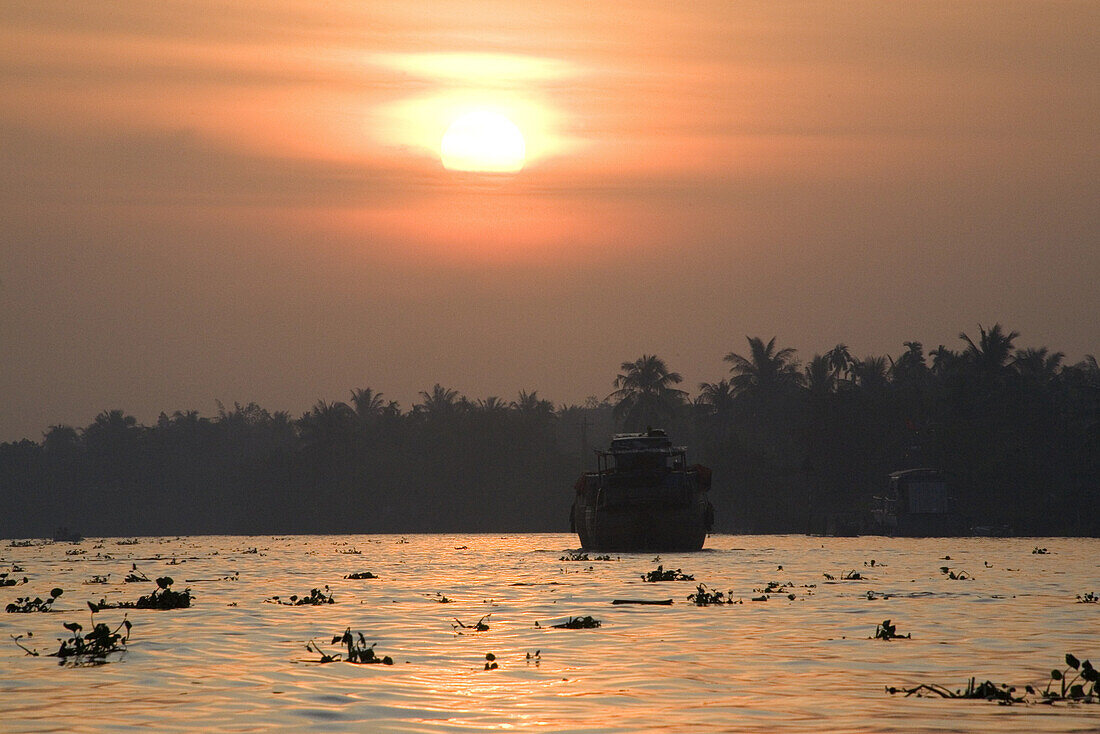 Schiff bei Sonnenaufgang auf dem Fluss Mekong, Mekong Delta, Provinz Can Tho, Vietnam, Asien