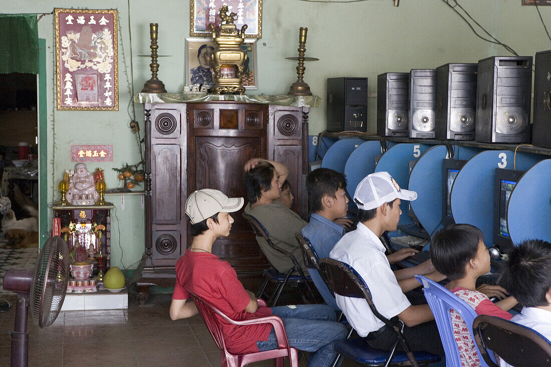 Vietnamesische Jungen in einem Internetcafe in Can Tho, im Mekong Delta, Provinz Can Tho, Vietnam, Asien