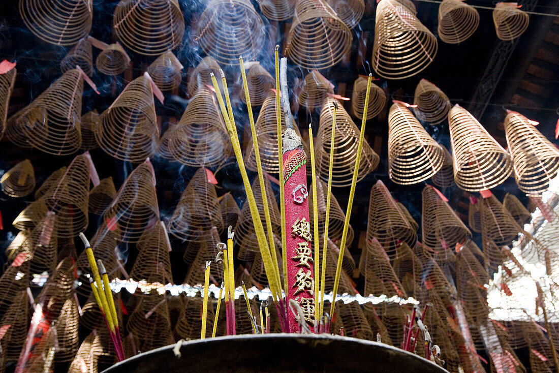 Räucherstäbchen in Chinesischer Pagode im Stadtteil Cholon, Saigon, Hoh Chi Minh City, Vietnam, Asien